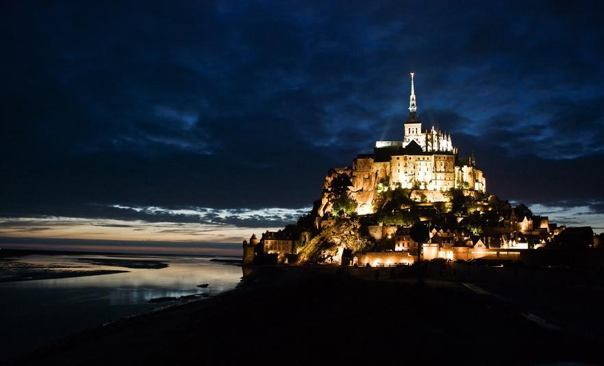 ExploreFranceJP's tweet photo. モン・サン・ミッシェルのクリスマスイルミネーションは来年1/5（月）まで。毎晩17時30分から真夜中まで島の中全体がライトアップされます。RT @Mont_StMichel http://t.co/wygdLYzI3m