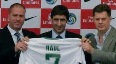 carlota_v's tweet photo. Tiene 37 años y hoy ha sido presentado como nuevo jugador del NY Cosmos.Si llevase sombrero me lo quitaría #leyenda http://t.co/0kwJXUbZ43