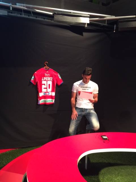 GranadaCF's tweet photo. Hoy, a las 22h, @GCFTV_ viene con la actualidad del equipo y el acercamiento más 'íntimo y personal' a Juan Carlos http://t.co/fxEPnjJ87m