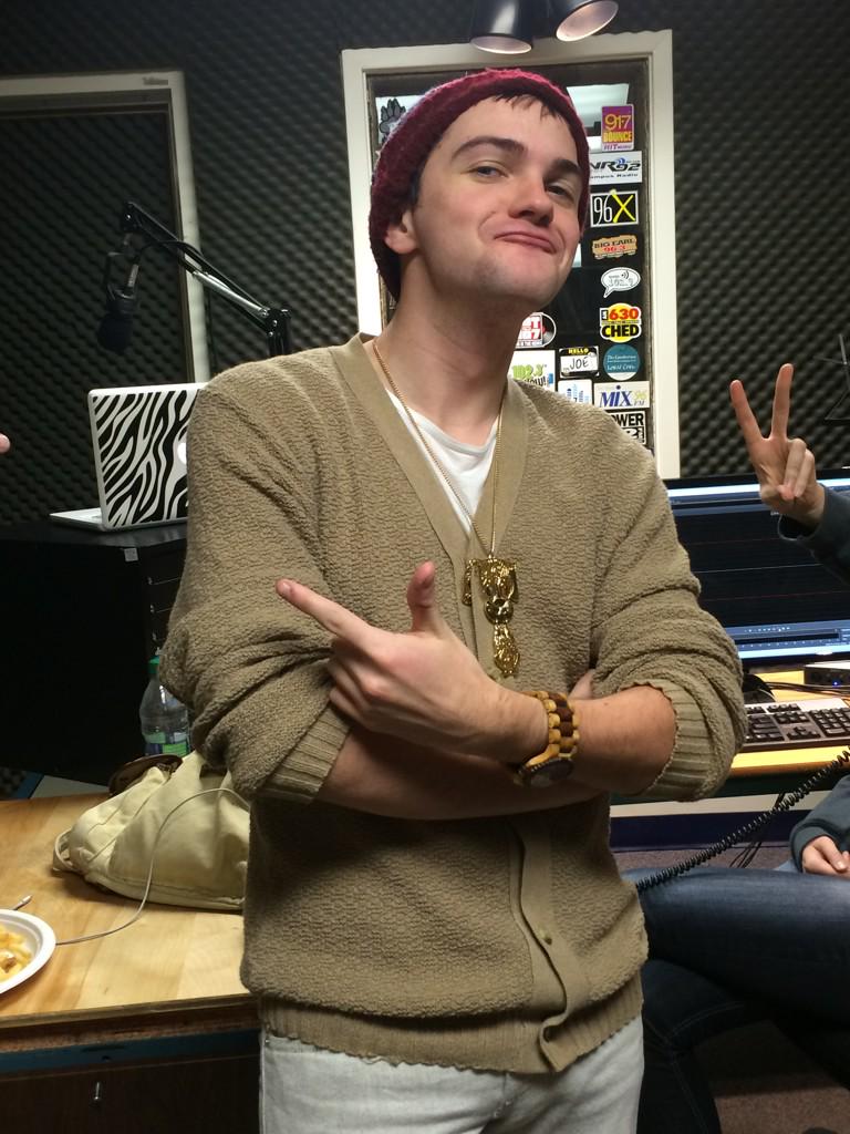 PhilAndLuca's tweet photo. The whitest rapper ever... #OldSchool #GoldChain #Dog? http://t.co/hOi2Ey8aCY