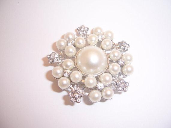 Floral Pearl Bridal Brooch by SacredVeilBridal on Etsy 

Found at buff.ly/1p2WCNQ #Etsy @thesacredveil