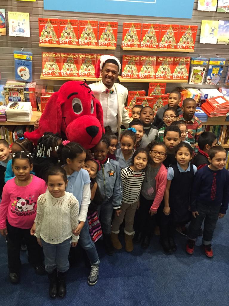How cute?! <a href="/NickCannon/">Nick Cannon</a>, #Clifford, and a bunch of little readers at the <a href="/ScholasticStore/">The Scholastic Store</a>! #happyholidays