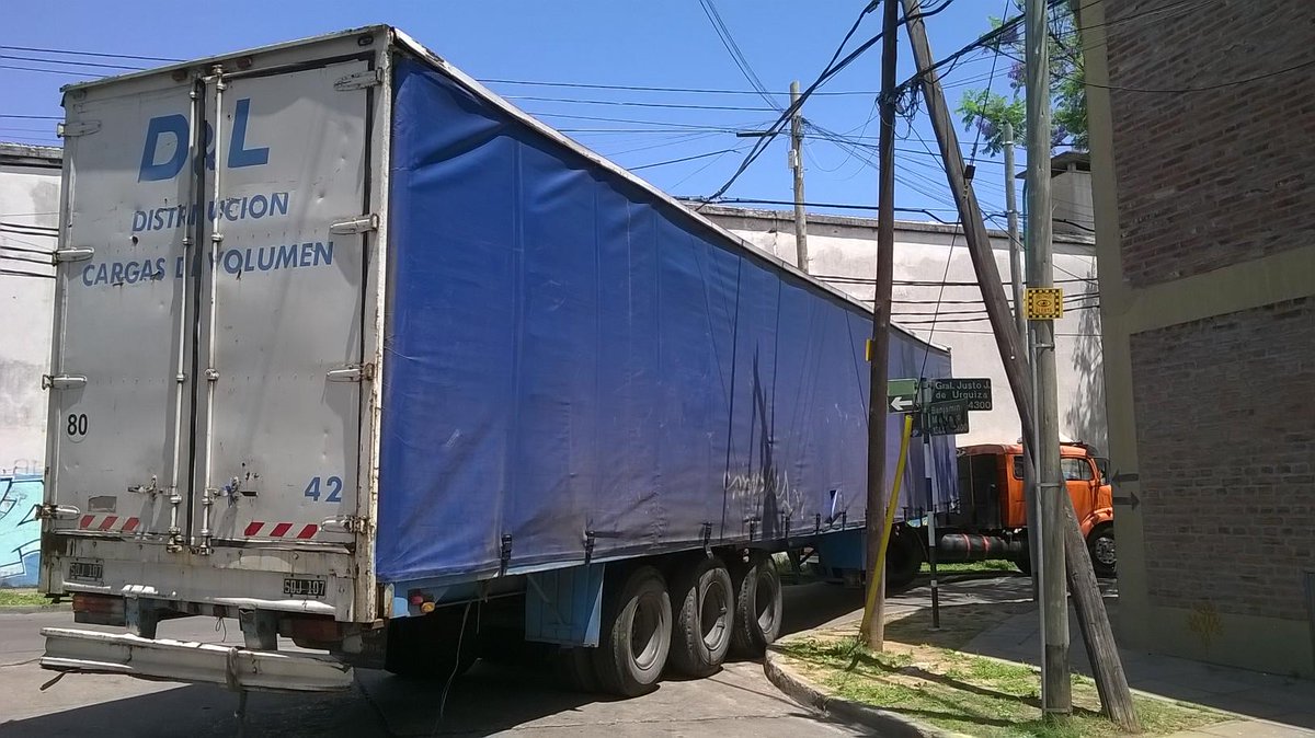 Julipais's tweet photo. @ComunidadVL @jorgemacri @DAntinolo LES PIDO QUE HAGAN ALGO, SIEMPRE PASAN CAMIONES ROMPEN ARBOLES CABLES Y AUTOS. http://t.co/4vxr052Tys