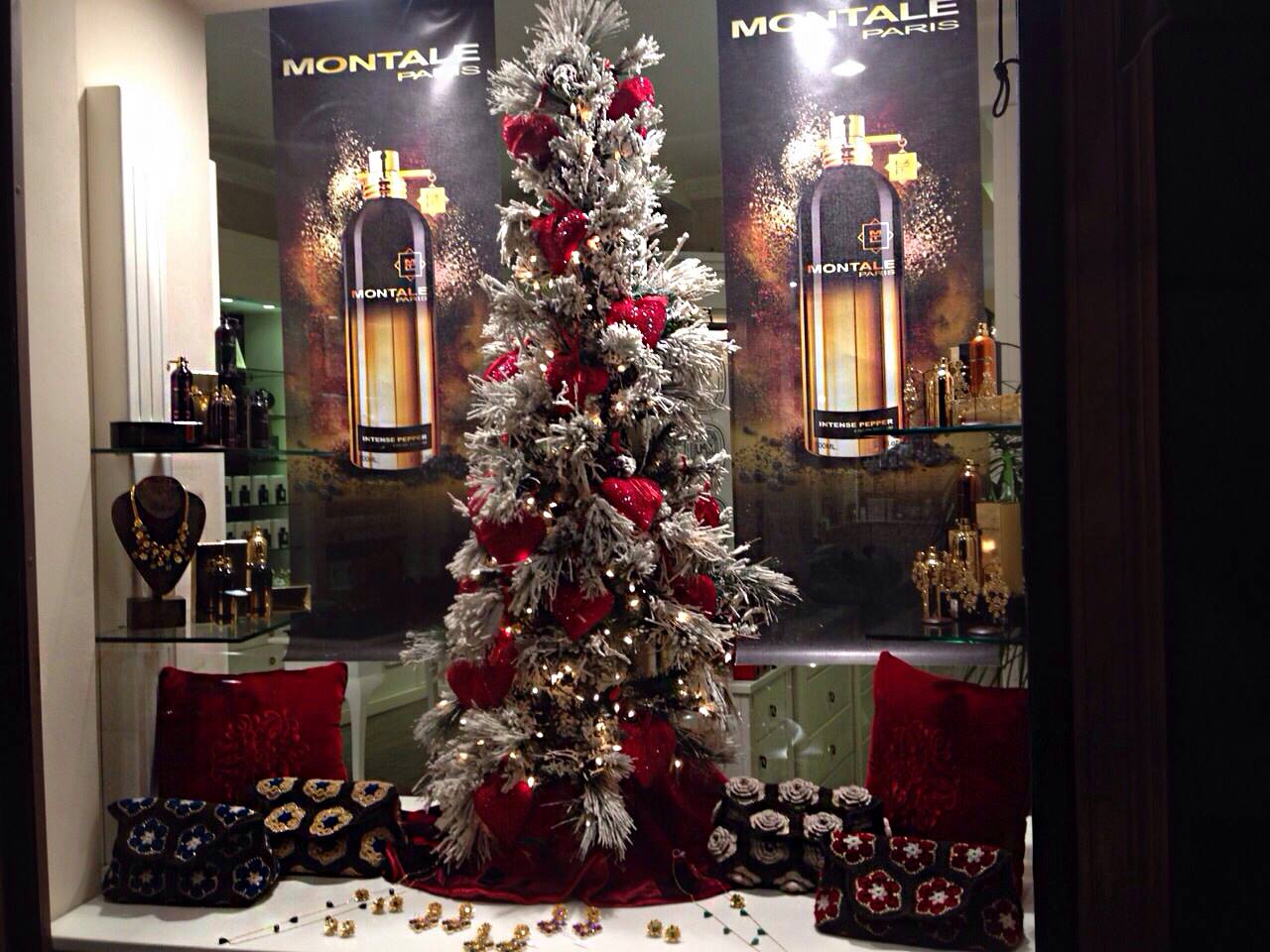 Montale Parfums Christmas Window Display At Profumeria Caleri Genova Italy Montale Niche Perfume Xmas Http T Co 2tsfplp1cc