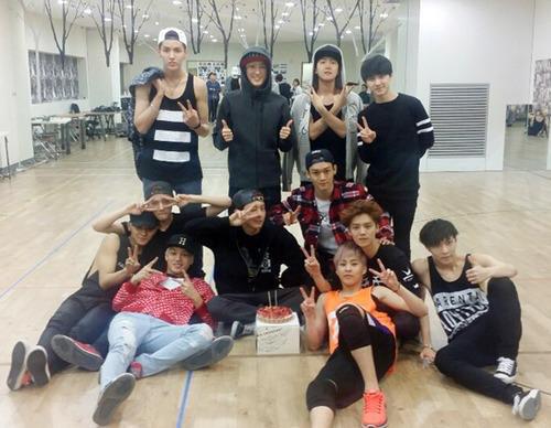 taodaaa's tweet photo. นั้นเทากำลังซบฮุนอยู่ใช่มั้ยย ฉันไม่ได้ตาฝาดหรือภาพมันแตก.. #ตอบกูที #ทฮนี่มันเทฮจริงๆ #เทาฮุน #รักเขามาก #taohun http://t.co/CzFy8N3JFS