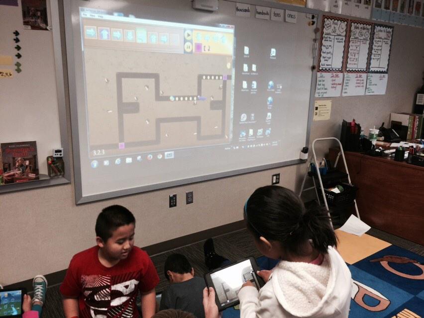 #hourofcode with parents of 2nd graders today!  Thanks <a href="/mrsvanderloo/">Jody Vanderloo</a> @loesshillselem @kathybottaro <a href="/kodable/">Kodable Education</a>