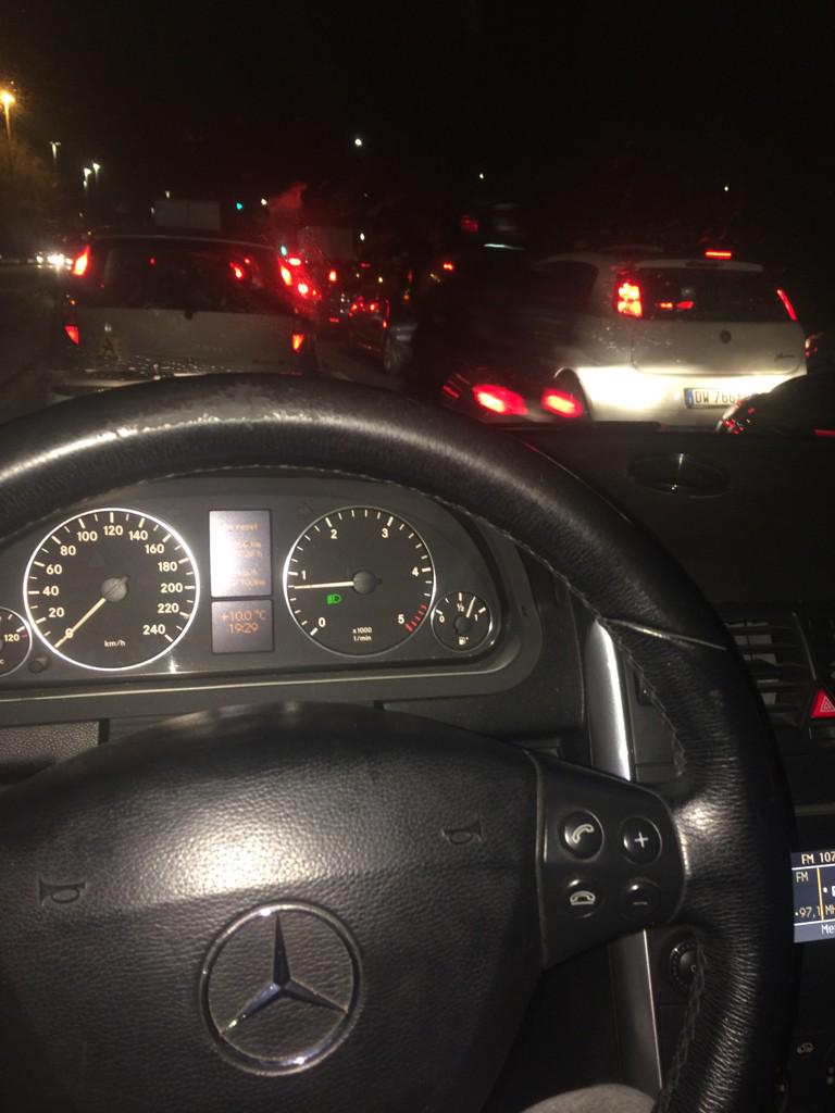 Stefano_Corti85's tweet photo. Quando sn in coda mi sale la voglia d giocare agli autoscontri.Mancherebbero sl le zarre ke ballano al centro pista http://t.co/HADSLOCfBc