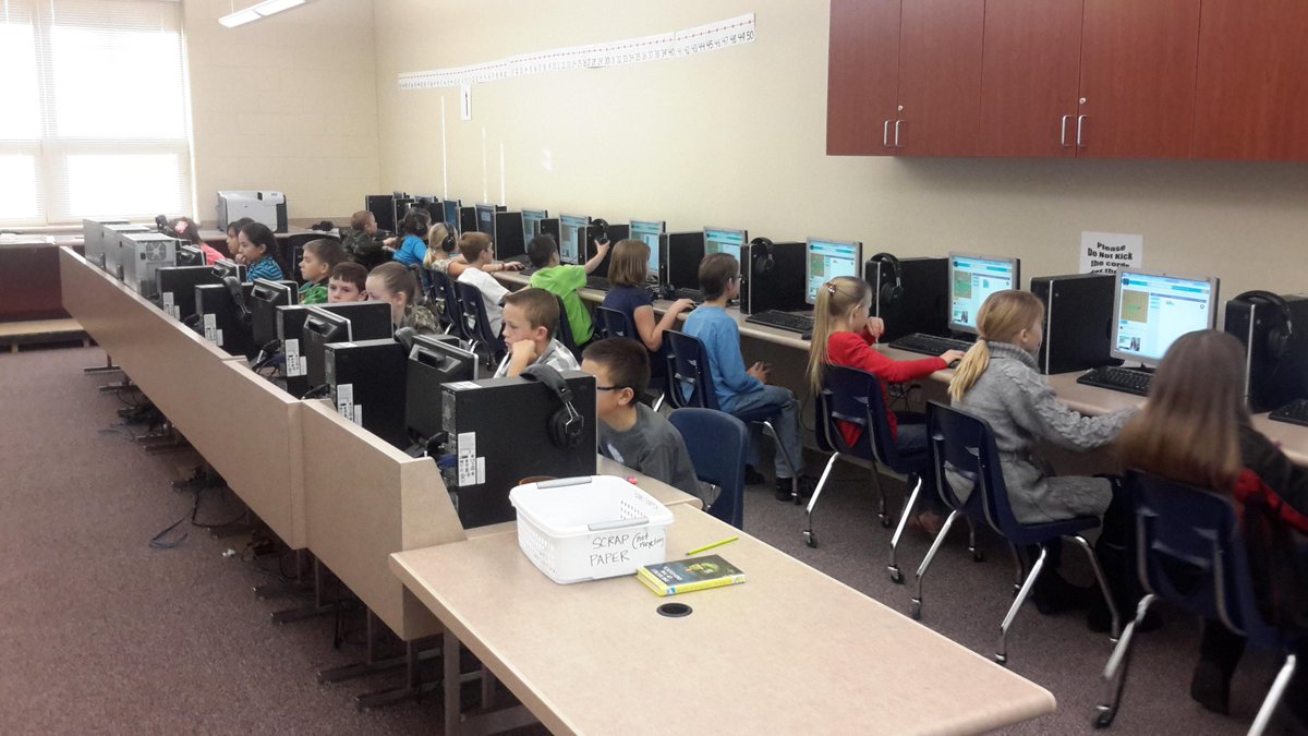 davinaeliz's tweet image. Mr . Boniface&apos;s 4th grade rocking #hourofcode @dridgeelem #edtechcontest