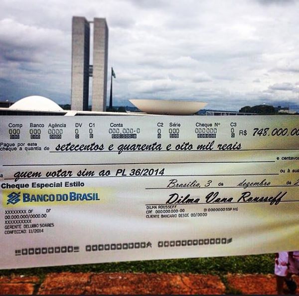 SandrinhaAmbr's tweet photo. Ótimo banner levado ao Congresso por manifestantes nesta terça-feira (9), em deboche ao 'Natalão' proposto pela Dilma http://t.co/U9zeHCnUJZ