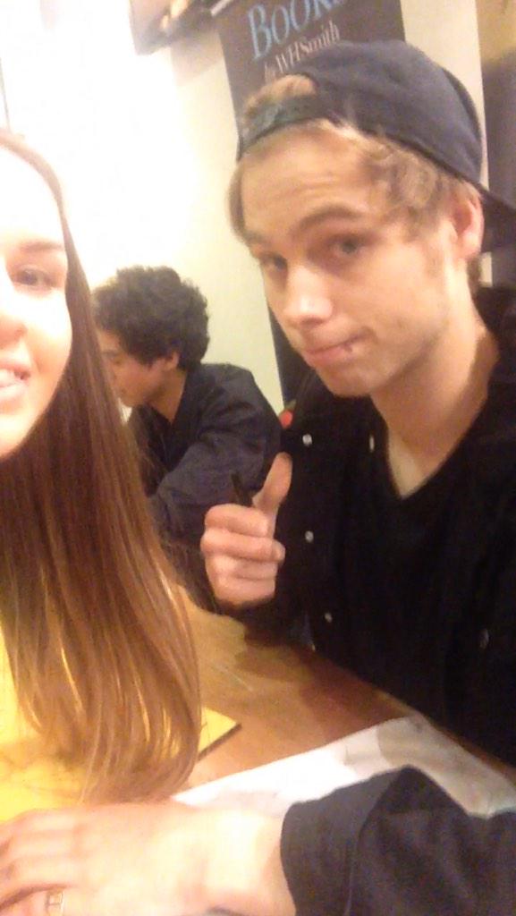 I GOT A SELFIE WITHJD LUKE <a href="/Luke5SOS/">Luke Hemmings</a>