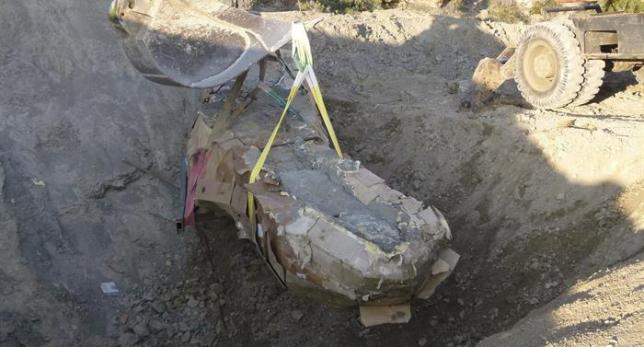 A3Noticias's tweet photo. Extraen un cuello entero de dinosaurio de cinco metros en un pueblo de Lleida [VÍDEO] http://t.co/ZYSqBX1Dz1 http://t.co/Dhy3VeoX0d
