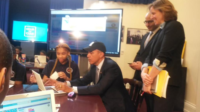 TechCrunch's tweet image. Barack Obama becomes the first president to write code tcrn.ch/1seawjd