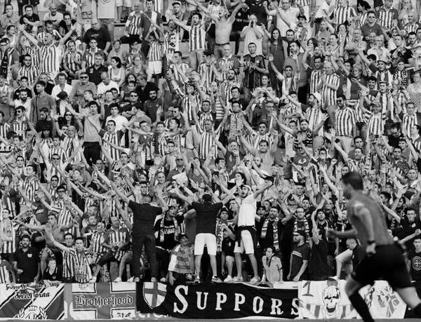 BendittA_LocurA's tweet photo. El amor no se mide por títulos, si no por sentimientos. #BetisFansHooligans y que conste que #Volveremos #MushoBetis. http://t.co/zMZqJRYlO1