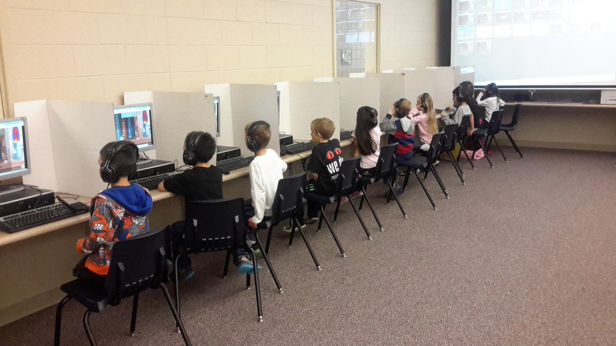 davinaeliz's tweet image. Mrs. Turners 1st grade in silence with #hourofcode @dridgeelem #edtechcontest