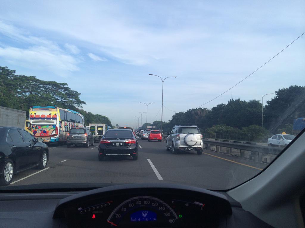 indridu's tweet photo. padat tol jagorawi arah dalkot 😿@TMCPoldaMetro @MOTION975FM #LapanEnam http://t.co/XyCl60dcOG