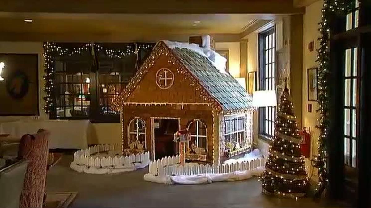 CandyStoreForMe's tweet photo. Check out this 9ft tall gingerbread house in Vermont! Looks delicious! #gingerbread #holidays http://t.co/ytSV2DUz4q http://t.co/MYzoioeE3V