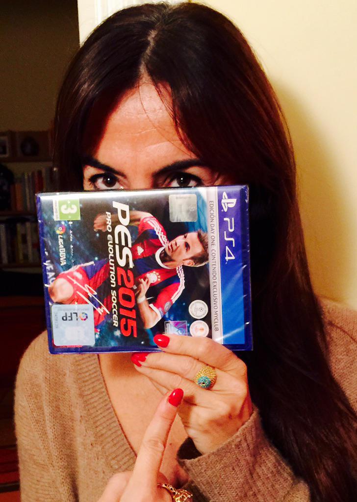 CarmeBarcelo's tweet photo. Mírame a los ojos. Sé que te has enamorado... pero del #PES2015 Lo quieres??? Sorteo éste entre los RT+FAV Vamos! http://t.co/kRchE8y91D