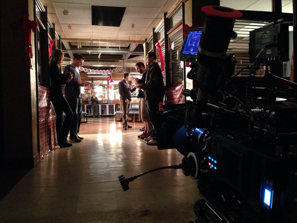 7x10 "BAD SANTA" post-ep bts pics & tweets B4cE_qwCEAEFNM9