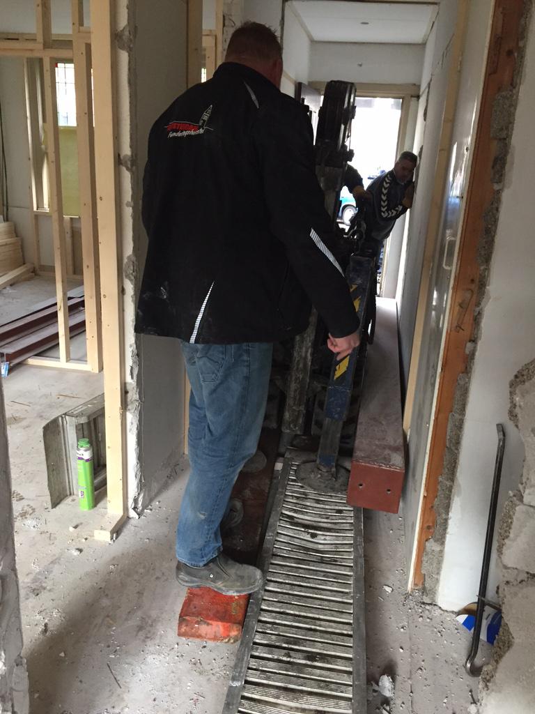 Vanmiddag samen met <a href="/Palenrammer/">albert ten napel</a> en Roelof en Jan machine naar binnen gereden  voor maken van een uitbouw