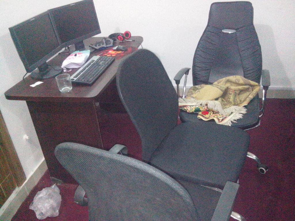 AsadAzim5's tweet photo. #StuckAtOffice
#DoorClosed
#OfficeBed
#Sadlyf
#Adventure http://t.co/ShoRHcvEy2