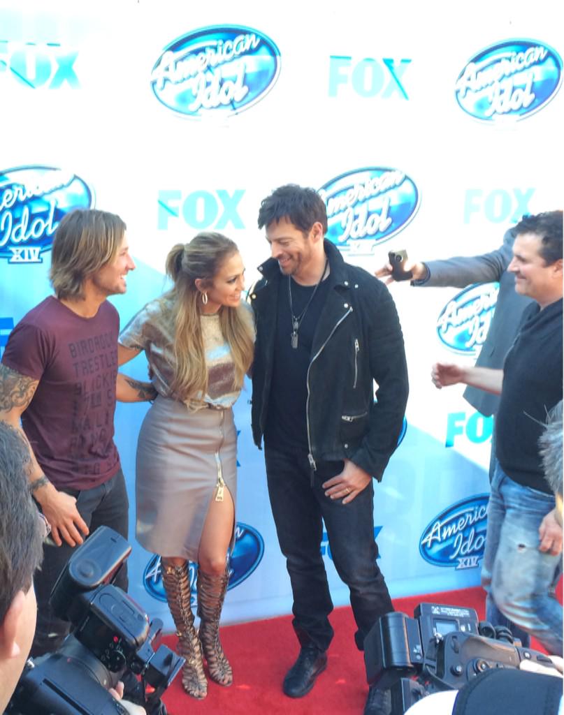AmericanIdol's tweet photo. Perfect day for a little red carpet action with @KeithUrban, @JLo, @HarryConnickJR &amp; @scottborchetta! #idol http://t.co/22YObJLcyW