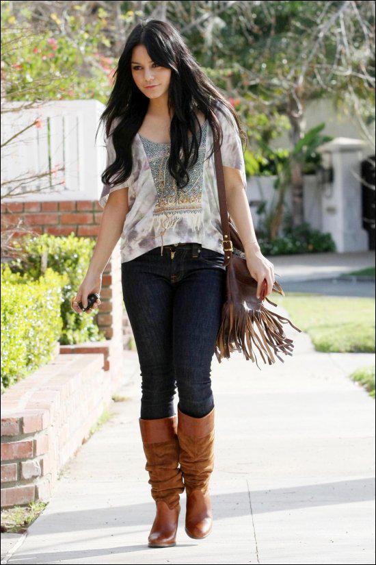 _HellsPrincess_'s tweet image. Alice walked down the steer as she groaned lightly. She spent at least over an hour waiting for her older brothers--