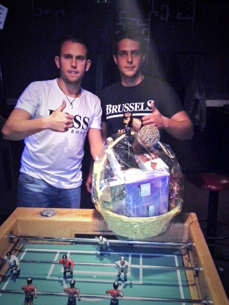 PubChunChun's tweet photo. Fotos de los participantes del Campeonato de futbolin de este viernes pasado. http://t.co/W76irlXUiW