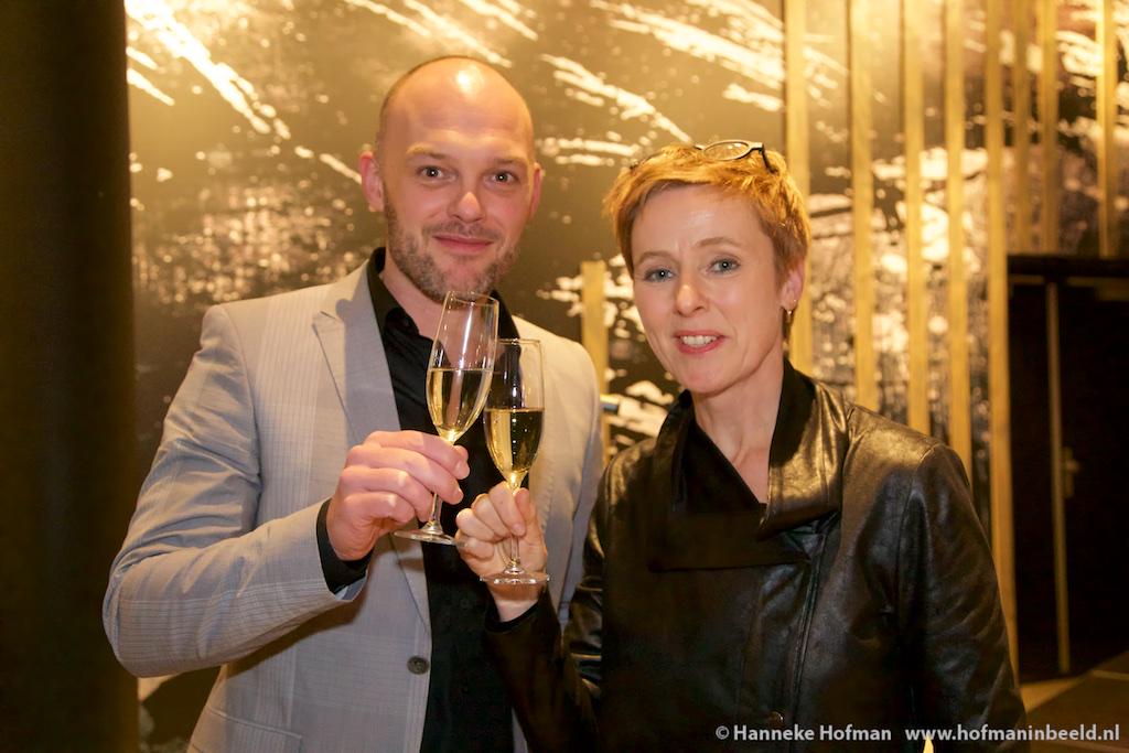 hofmaninbeeld's tweet photo. Feest! 175 jaar theater en nieuwe huisstijl van de Zwolse theaters @odeondespiegel met gratis taart van @LePerron http://t.co/MlFJO0MJaw