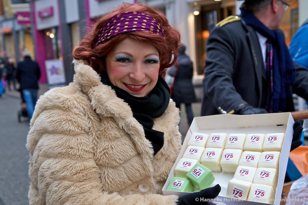 hofmaninbeeld's tweet photo. Feest! 175 jaar theater en nieuwe huisstijl van de Zwolse theaters @odeondespiegel met gratis taart van @LePerron http://t.co/MlFJO0MJaw