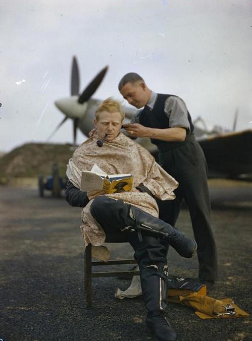 HistoryInPics's tweet photo. Royal Air Force pilot getting a haircut during a break between missions, Britain, 1942 http://t.co/hKiz3UCb7l
