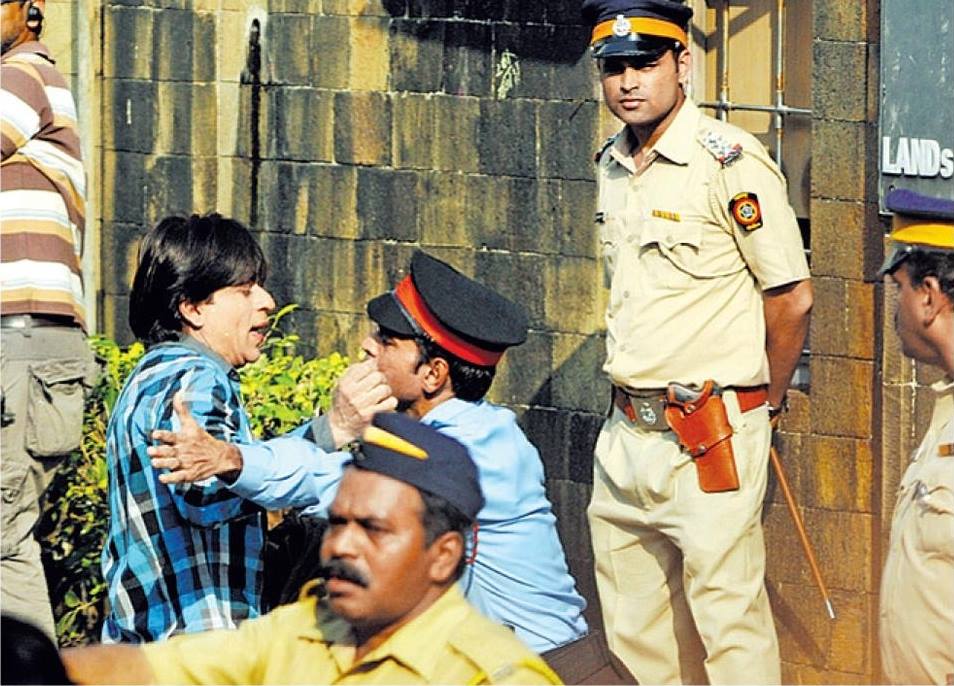 ShahRukhKhan_FC's tweet photo. #FAN PICS: "When #SRK was stopped from entering Mannat"
♦ @iamsrk from the sets @FanTheFilm .. http://t.co/qTZehy6dDI