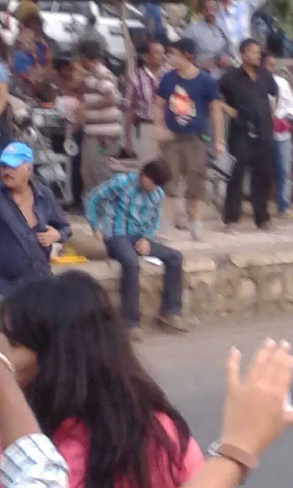 ShahRukhKhan_FC's tweet photo. #FAN PICS: "When #SRK was stopped from entering Mannat"
♦ @iamsrk from the sets @FanTheFilm .. http://t.co/qTZehy6dDI