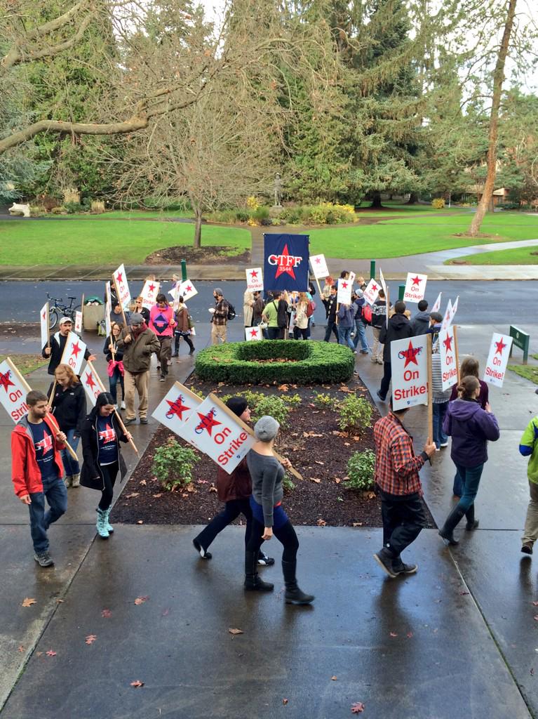 AFTOregon's tweet photo. Yup! @GTFF_3544 is still striking! Isn't it time for a #FairContractNow? #UOstrikes #GTFF3544 http://t.co/Oc1n0crqnF