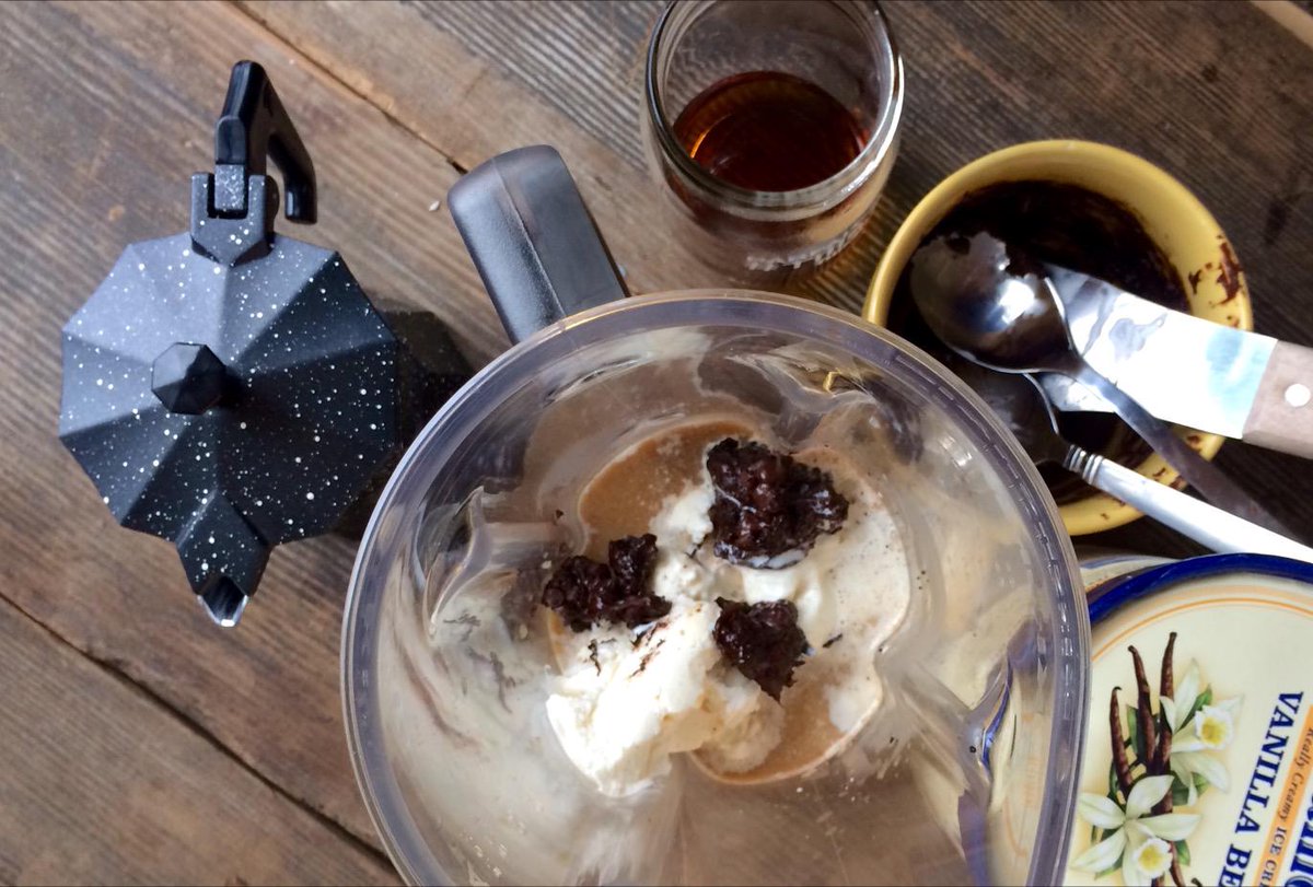 TillamookDairy's tweet photo. Afternoon #treat: Coffee, melted chocolate chips &amp; Vanilla Bean Ice Cream for an easy mocha shake! #GetBlending http://t.co/vjcsgnyPd9