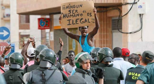 ecorepublicano's tweet photo. 🌐 Ningún ser humano es ILEGAL. http://t.co/zWfTl9xFOW