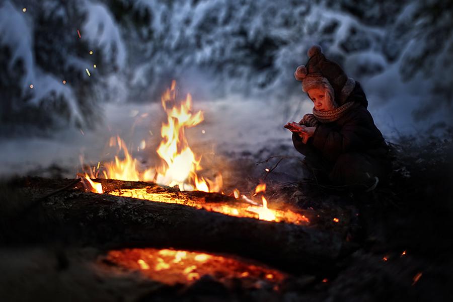 breathimg's tweet photo. #winter #child #fire #frozen #fairytale http://t.co/IPqU2wTNET http://t.co/1NyOfxLCWP