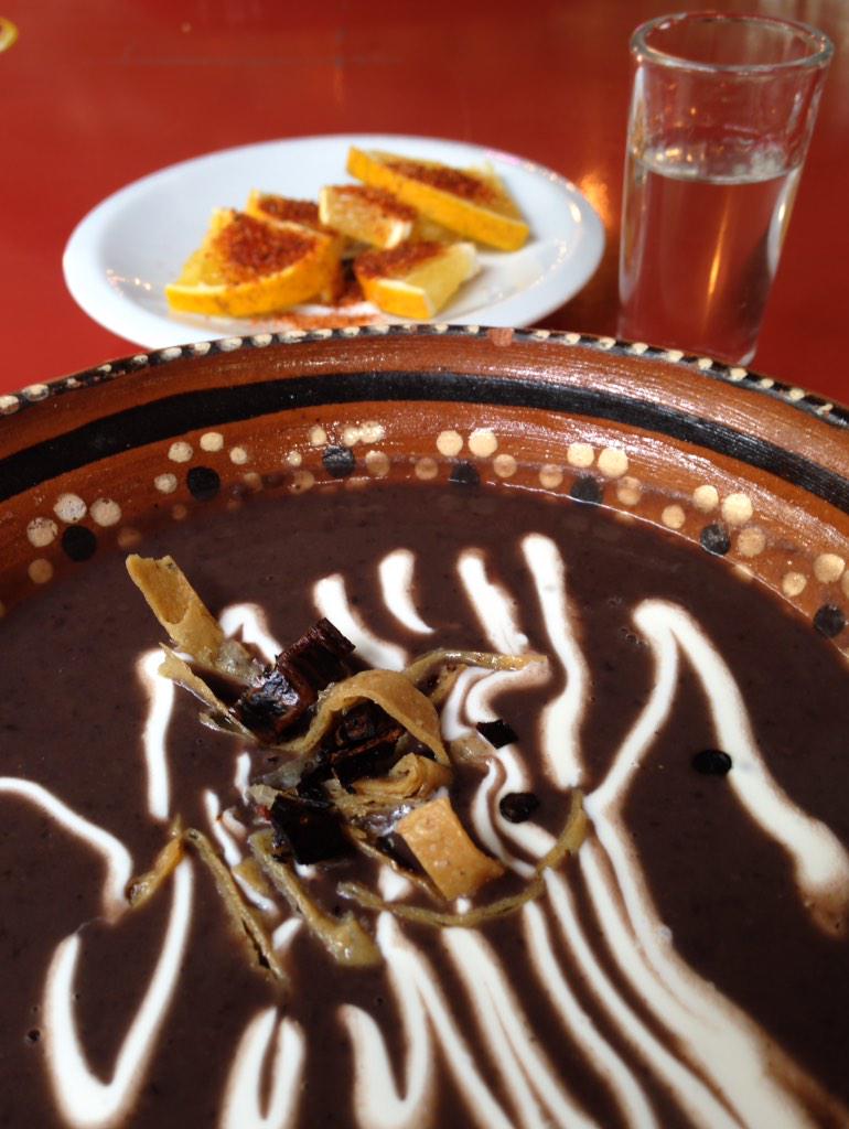 SrFoodie's tweet photo. Crema de frijol negro con el toque justo de hoja santa para no abrumar el sabor de la sopa en @Corazon_Oax http://t.co/EWnsMPipht