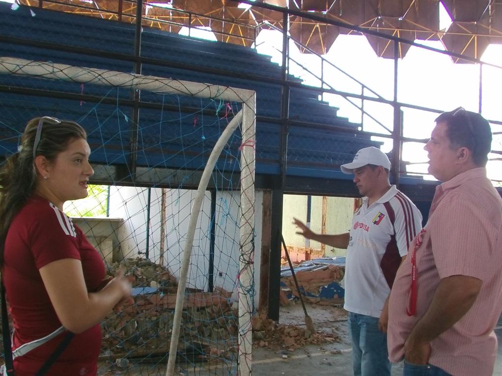AJMPorMonagas's tweet photo. Presidnt dl @_INDEM_ @Alex1PSUV  Supervisa los trabajos d ampliación en el Modulo d Futbol Salon .@yelitzePSUV_ http://t.co/yOzEQL4eBk