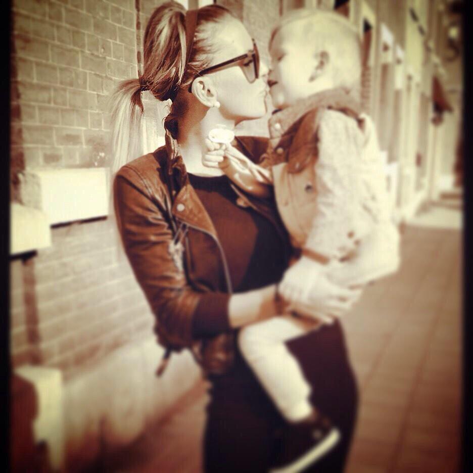 Amelieteaam's tweet photo. @Amelie_Officiel tu es. Tu es une très bonne mère, n'en doute jamais. Joyeux Anniversaire Hugo 🎊🎉🎈⛄️ (5) http://t.co/LTe03nhND4