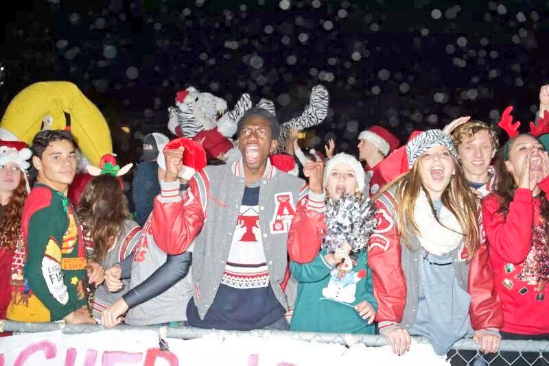 anthony_british's tweet photo. 4 days left...peep Archie crowd surfing http://t.co/qnet9q8NhN