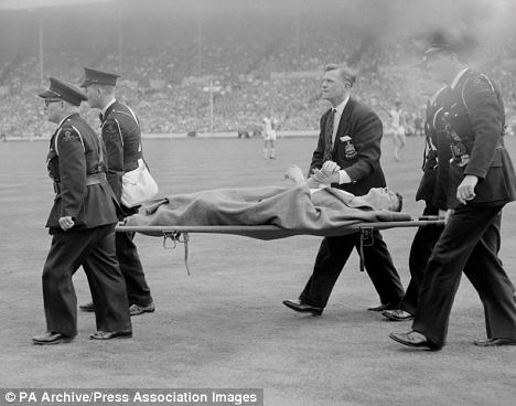 Anaglogs Daughter على X: Wigan owner Dave Whelan carried off with a broken  leg during the 1960 FA Cup final against Wolves.Whelan in hospital  http://t.co/9BIHGM1rlW / X