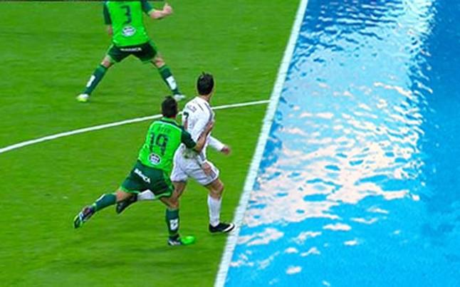 antoniospsp's tweet photo. Luego se ve a Cristiano Ronaldo que le toca el defensa del Celta y ala penalti sin pensarselo 2 veces http://t.co/UyrZ5yY5hs