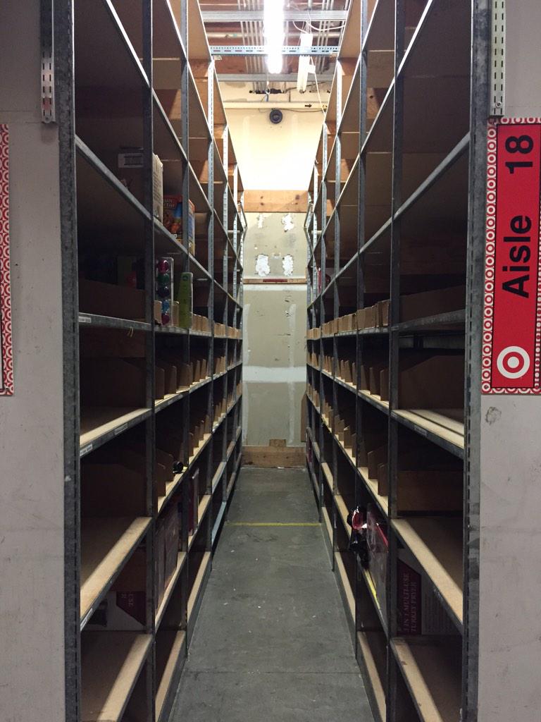 davidbmunro's tweet photo. No better feeling than purging seasonal out of the back room! #alloutofthebackatT677 #timetosellsomeshiz #friendlyin2 http://t.co/WCMONh9uv7