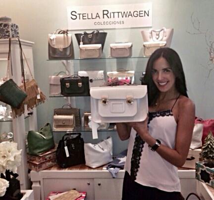 jetlagshowroom's tweet photo. La @flacaguerrerog escogiendo una hermosa cartera @STELLARITTWAGEN en @mariposagift anda tu tambien por la tuya!!! http://t.co/JfUcw0E4yo
