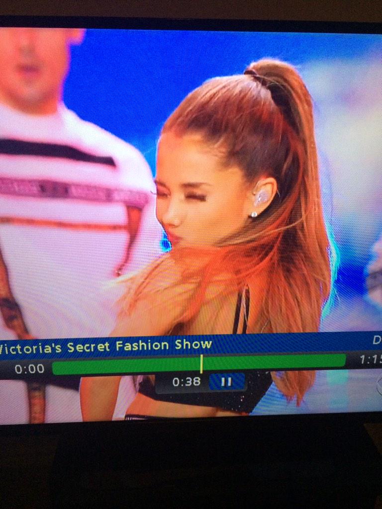 rachyrothy's tweet photo. Paused the TV while watching #VSFashionShow and @ArianaGrande I just can't 😂😂😂 #toocute http://t.co/DuSfqpFVbl