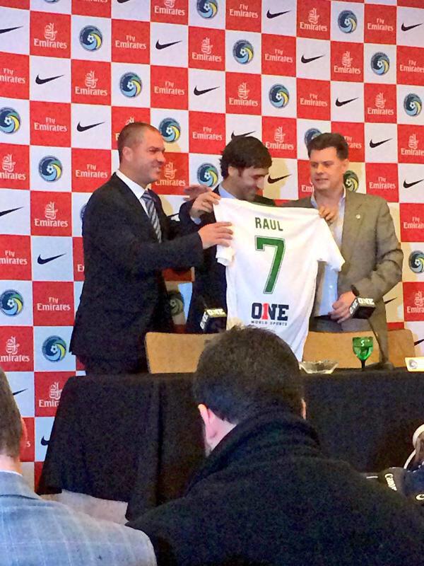 FuturosCracksCo's tweet photo. Presentación de Raúl con NYCosmos http://t.co/GwhjNL6xKn