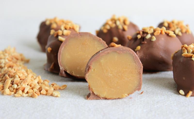 Simple peanut butter truffles. Get the #recipe here: goo.gl/B8AqjL #peanutbutter