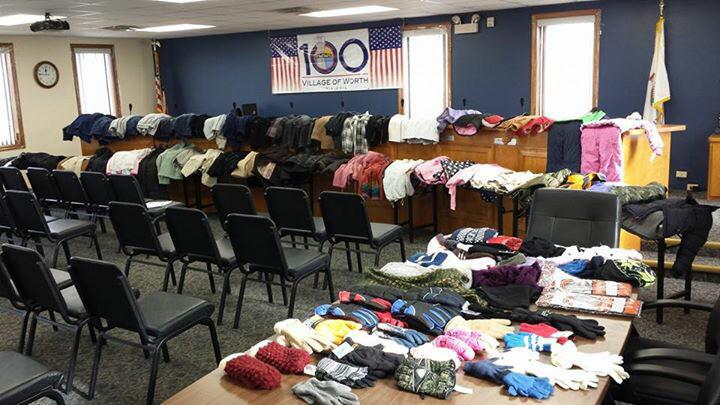 WorthPolice's tweet photo. WPD's 1st Annual Coat Drive offered over 200 new or gently used winter items. Items donated to families &amp; businesses http://t.co/1DlSvj8neK