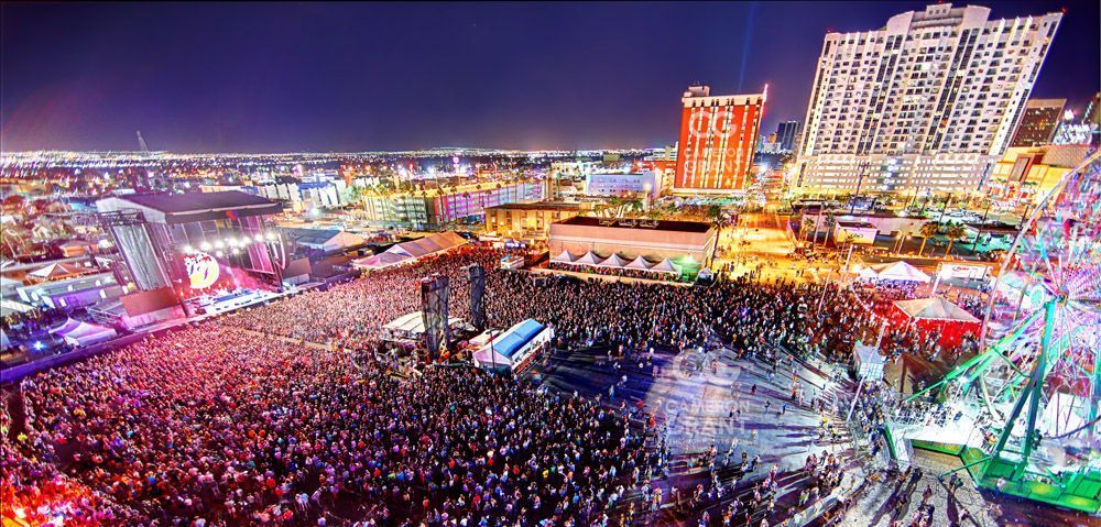 lifeisbeautiful's tweet photo. Another great one from our friend Cameron Grant. This time it's @foofighters closing out #lifeisbeautiful2014 http://t.co/Txc3r8F0LD