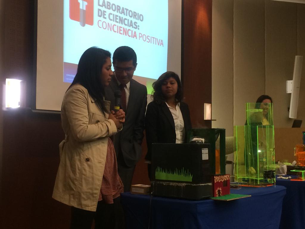 DuPontMexico's tweet photo. "Con esto se puede generar de 5 a 6 litros de agua al día" #LaboratorioConcienciaPositiva @FablabMX @FondoUnidoMx http://t.co/EmkVDhB2W8